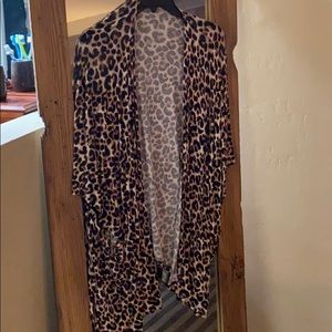 Boutique leopard flowy pull over